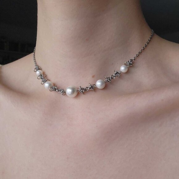 50s Old Hollywood style white pearls and silver chainmaille choker necklace - Picture 9 of 9